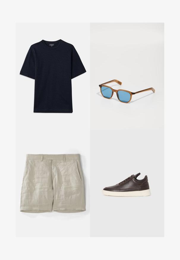 Tamsiai mėlyna marškinėliai su tekstūruotu raštu, apvaliu iškirpimu ir trumpomis rankovėmis. Diskretiškas logotipo detalė krūtinėje, pagaminti iš minkštos medvilnės audinio.; Smėlio spalvos lininiai šortai su lygiu paviršiumi, turintys dvi šonines kišenes, juosmens juostą su kilpelėmis diržui ir tiesias kelnes.; Tamsiai rudas tekstūruotas odinis sportbačius su raišteliais ir baltu grioveliu ant gumos pado, pateiktas ant šviesaus fono.; Rudos plastikiniai akinių rėmeliai su mėlynomis lęšiais, kvadratinės formos, ploni nagučiai, tekstūruoti akcentai ant šventyklų ir blizgus paviršius.