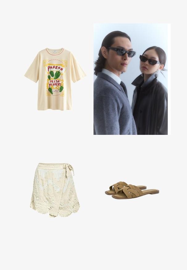 Next FUN GRAPHIC OVERSIZED SHORT SLEEVE CREW NECK - T-Shirt print - ecru stone padron peppers; Cremfarbene Wickelröcke mit strukturierten Stickereien, ausgestattet mit gewelltem Saum und Bindegurt an der Taille. Hergestellt aus leichtem Stoff mit ausgeklügelten Mustern.; Braune Wildleder-Sandalen mit Kreuzriemen-Design und flacher Sohle. Weiche Textur und minimalistischer Look. Geeignet für die Freizeit.; Sonnenbrille mit eckigen schwarzen Rahmen, getragen von einem Modell mit einem grauen Pullover, der ein strukturiertes Strickmuster zeigt, sowie einer schwarzen Lederjacke, die von einem anderen Modell getragen wird.