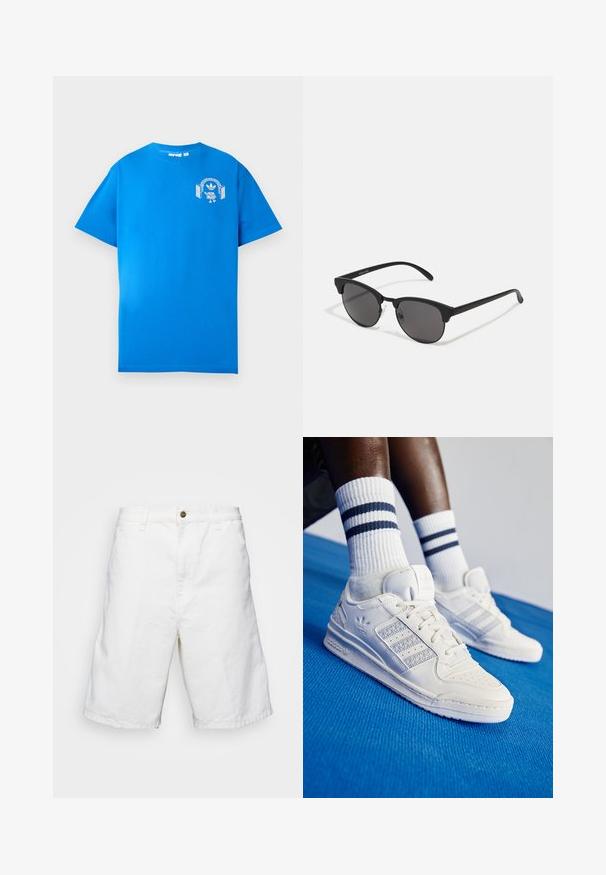 Blaues Baumwoll-T-Shirt mit kurzen Ärmeln. Mit einem weißen Grafikdesign auf der Vorderseite, das eine Figur mit Kopfhörern und einem Bogen zeigt.; Weiße Baumwollshorts mit geradem Schnitt, Knopfverschluss und Gürtelschlaufen, glatter Textur und knielanger Gestaltung.; Weiße Leder-Sneaker mit perforierten Akzenten, drei metallischen Streifen und einem strukturierten Seitenpaneel. Getragen mit weißen Socken mit blauen Streifen.; Schwarze Sonnenbrille mit runden Gläsern, matter Oberfläche und markanter Cat-Eye-Form. Schlanke Bügel mit dezenter Markenkennzeichnung am linken Schläfenstück.