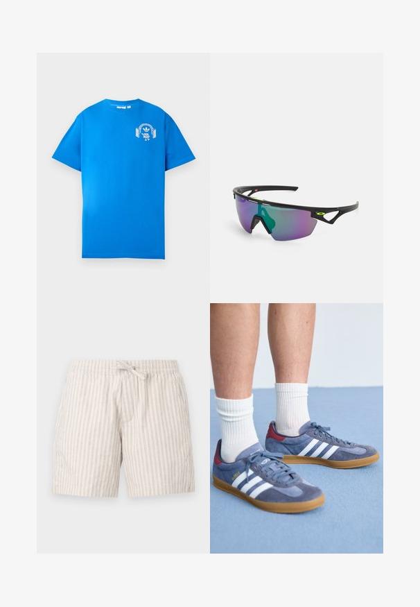 Blaues Baumwoll-T-Shirt mit kurzen Ärmeln. Mit einem weißen Grafikdesign auf der Vorderseite, das eine Figur mit Kopfhörern und einem Bogen zeigt.; Helle beige Shorts aus strukturiertem Stoff mit feinen vertikalen Streifen, versehen mit einem elastischen Bund und einer dekorativen Kordel.; Blaue Wildleder-Sneaker mit weißen Streifen, Gummisohle, roten Akzenten an der Ferse und grauen Schnürsenkeln. Getragen mit weißen Rippensocken.; Sportsonnenbrille mit einem schwarzen Rahmen, großen Verlaufslinsen in lila und grünen Farbtönen sowie winkeligen Designelementen mit Logodetails.