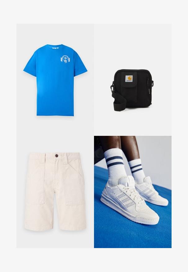 Mėlyna medvilninė marškinė su trumpomis rankovėmis. Priekyje yra balta grafikų dizaino detalė, vaizduojanti personažą su ausinėmis ir arka.; Šviesiai rudos medvilnės šortai, su tiesiu kirpimu, dviem šoninėmis kišenėmis, juosmeniu su diržo kilpomis ir rudą mygtuko uždarymu.; Baltos odinės sportbačiai su perforuotais akcentais, trimis metalinėmis juostelėmis ir tekstūruotu šoniniu skydeliu. Dėvimi su baltais kojiniais, turinčiais mėlynas juosteles.; Juoda petnešų rankinė su užtrauktuku pagrindiniame skyriuje, priekinė kišenė, reguliuojama juostele ir matoma logotipo etikete ant uždaromo dangtelio.