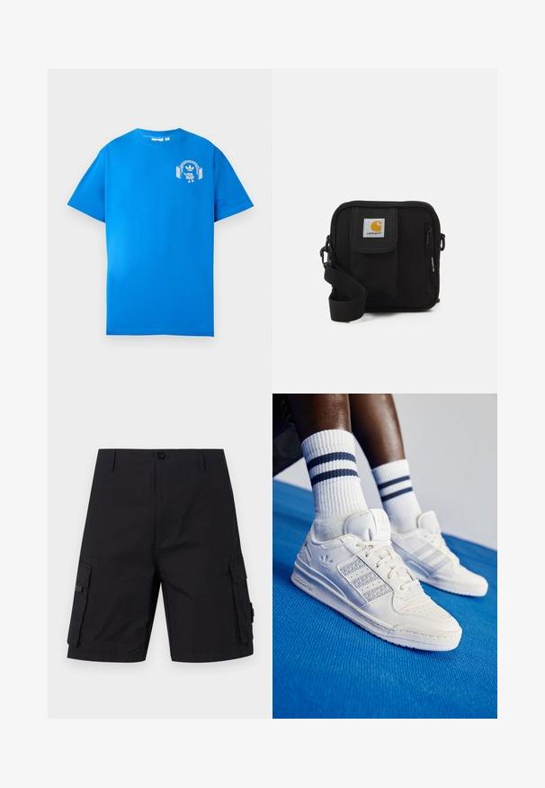 Niebieska bawełniana koszulka z krótkim rękawem. Posiada białą grafikę na przodzie, przedstawiającą postać w słuchawkach i łuk.; Czarne szorty cargo o prostym kroju, wykonane z wytrzymałego materiału. Posiadają dwie boczne kieszenie i zapięcie na guzik.; Białe skórzane trampki z perforowanymi akcentami, trzema metalicznymi paskami i teksturowaną boczną panelą. Noszone z białymi skarpetkami z niebieskimi paskami.; Czarna torba na ramię z zamykaną na zamek główną komorą, przednią kieszenią, regulowanym paskiem oraz widoczną łatką z logo na klapie.