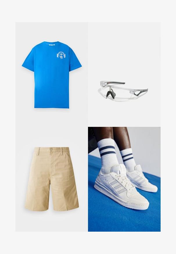 Mėlyna medvilninė marškinė su trumpomis rankovėmis. Priekyje yra balta grafikų dizaino detalė, vaizduojanti personažą su ausinėmis ir arka.; Šviesiai rudos medvilnės šortai su tiesiu kirpimu, su sagų uždarymu, užtrauktuku ir šoninėmis kišenėmis. Lygus paviršius ir raukiniai priekyje.; Baltos odinės sportbačiai su perforuotais akcentais, trimis metalinėmis juostelėmis ir tekstūruotu šoniniu skydeliu. Dėvimi su baltais kojiniais, turinčiais mėlynas juosteles.; Skaidrūs saugos akiniai su lengvu, skaidriu rėmeliu ir pilkiais akcentais. Yra apvalinimo dizainas ir reguliuojama nosies atrama.