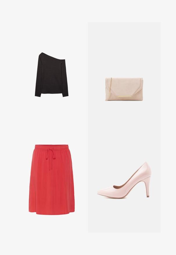 Černý top s dlouhým rukávem a odkrytými rameny vyrobený z měkkého materiálu, s volným střihem a hladkou texturou. Žádné viditelné vzory ani akcenty.; Sukně po kolena v korálové barvě s měkkou, splývavou texturou. Má elastický pas s šňůrkou pro nastavitelnou velikost.; Růžové lakované lodičky na vysokém podpatku s špičatou špičkou a elegantním siluetou, s 10 centimetrů vysokým jehlovým podpatkem a hladkým povrchem.; Beige semišová kabelka s zlatým řetízkem a obdélníkovým kovovým detailem. Obsahuje klopu se sklápěcími okraji a švy.