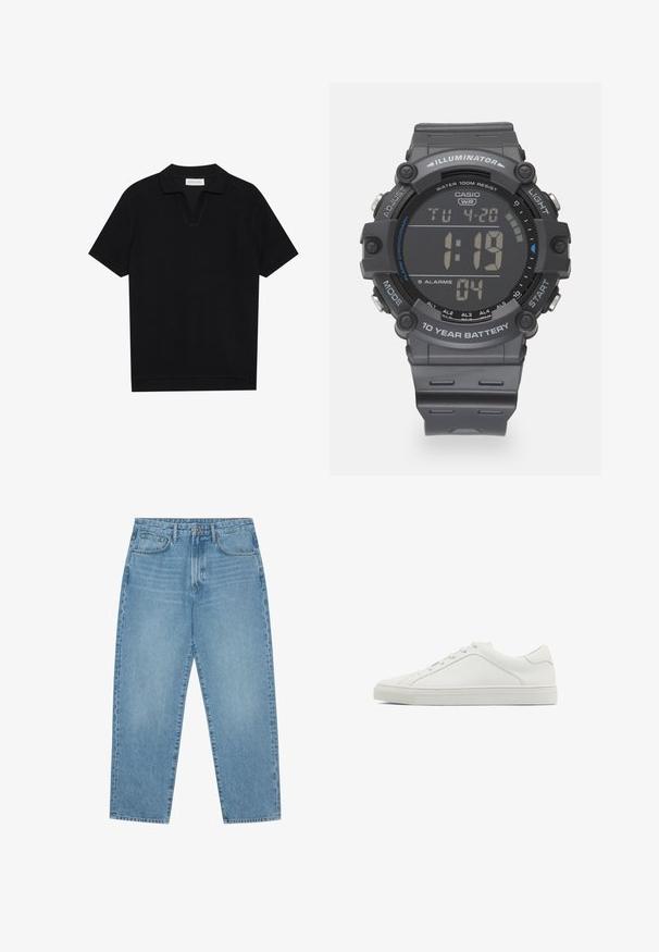 Svart kortärmad polo t-shirt i en texturerad, ribbad tyg, med en v-ringning och rak fåll. Inga synliga logotyper eller mönster.; Ljusblå denimbyxor med vida ben och hög midja, med fem fickor, bälteshällor och en mjuk, något urtvättad textur.; Vita lädersneakers med rund tå, platt sula och minimalisk design. Har sex snörhål och en diskret sömdetalj på sidan.; Digital klocka från Casio med grå resinsnodd, LCD-display, vattentålig ner till 100 meter och funktioner för larm och bakgrundsbelysning.