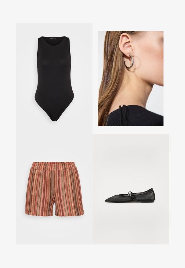 Schwarzer ärmelloser Bodysuit aus einem glatten, dehnbaren Stoff mit taillierter Passform, der ein hohen Beinausschnitt und einen minimalistischen Stil aufweist.; Gestreifte Shorts mit elastischem Bund, ausgestattet mit vertikalen Linien in Rot, Braun und Grün. Hergestellt aus leichtem, strukturiertem Stoff.; Schwarzer flacher Schuh mit spitzer Zehe, Mesh-Obermaterial und Akzenten aus Lackleder. Verfügt über einen dünnen Riemen mit einem runden Beschlag.; Silberne Creolen mit polierter Oberfläche, die kleine goldene Akzentdetails und eine runde Form aufweisen, am Ohrläppchen getragen.