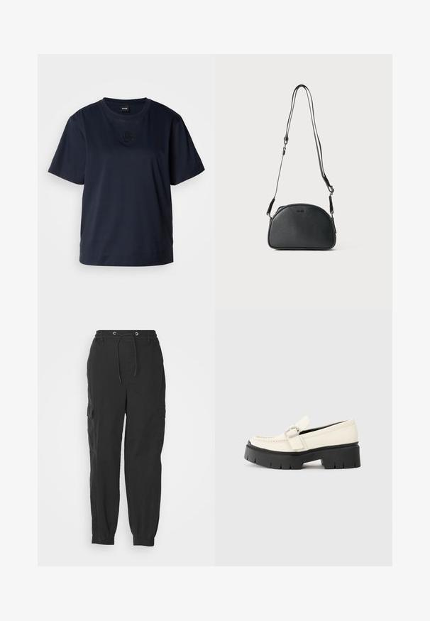 Sötétkék, rövid ujjú póló, puha pamutból készült. Kerek nyakkivágással és egy diszkrét hímzett logóval rendelkezik a mellrészen.; Fekete cargo nadrág rugalmas derékkal, húzózsinórral és oldalsó zsebekkel; tapered lábak, lekötött szegéllyel. Könnyű anyagból készült.; Fehér bőr lófarok, vastag fekete platform talppal, téglalap alakú ezüst csattal és látható varrás részletekkel a felső részen.; Fekete bőr keresztpántos táska kerekded formával, két állítható pánttal és egy diszkrét logóval az elején. Texturált külső, minimalista dizájn.