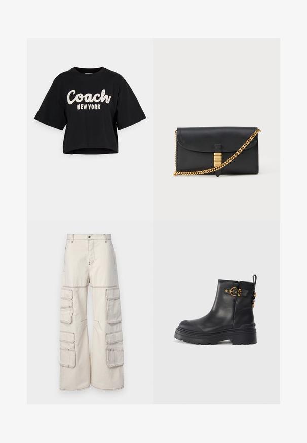 Svart kort t-skjorte laget av bomull, med stor hvit tekst "Coach New York" på forsiden og korte ermer. Jevn tekstur.; Beige cargo bukser laget av slitesterkt stoff, med flere sidelommer og kontraststing, med bred ben design og knappelukking.; Svarte lær ankelstøvler med rund tå og tykk gummisåle. Har gull hardware detaljer og en løftestrop. Glatt tekstur.; Svart skinnkoffert med brett-flap, gullkjedehank og dekorativt gullakcent med hevede bokstaver, glatt tekstur.