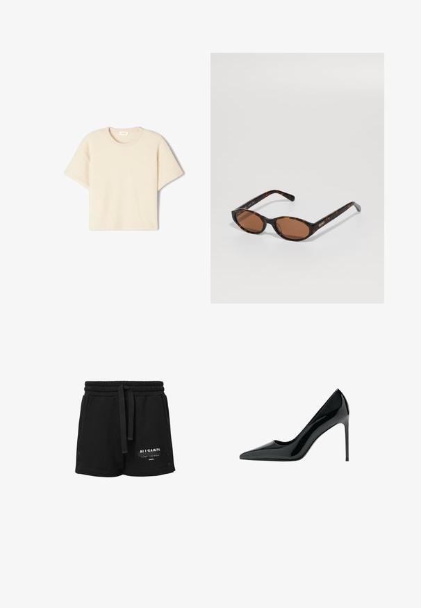 Lyhythihainen, beige T-paita pehmeästä kankaasta, jossa on pyöreä kaula-aukko ja rento istuvuus, hienovarainen rakenne ja ei näkyviä kuvioita.; Musta puuvilla-shortsit, joissa on elastinen vyötärö, nyöri, valkoinen logo-ominaisuus ja nepparit sivuilla. Sujuva pinta, rento muotoilu.; Musta lakattua nahkaa oleva stiletto-korkokenkä, jossa on terävä kärki ja sileä, kiiltävä pinta; korkea, hoikka korko; minimalistinen muotoilu.; Kisuton linssit, ruskeilla linsseillä, kulmassa näyttäen "QUAY"-logon oikeassa templessä yksinkertaista taustaa vasten.; Valkoinen käsilaukku, jossa on sileä pinta, kaareva siluetti ja säädettävä olkahihna. Sisältää hienovaraisen logokuvion ja hopeiset varusteet.