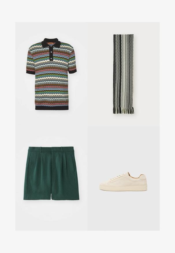 Rövid ujjú kötött póló ing, amelyen barna, tejszínszín, kék, zöld és piros cikkcakk minta található, fekete gallérral és három gombos záródással.; Sötétzöld, struktúrált anyagból készült nadrág, halszálka mintával. Ráncokkal és derékpánttal rendelkezik, térd hosszúságúra van szabva.; Beige velúr sportcipő alacsony fazonban, kerek orral, lapos fűzőkkel és texturált gumitalppal. Minimalista stílus, látható logók nélkül.; Fekete-fehér szőtt sál, zigzag mintával, rojtos végekkel. Az anyag puha és könnyű.