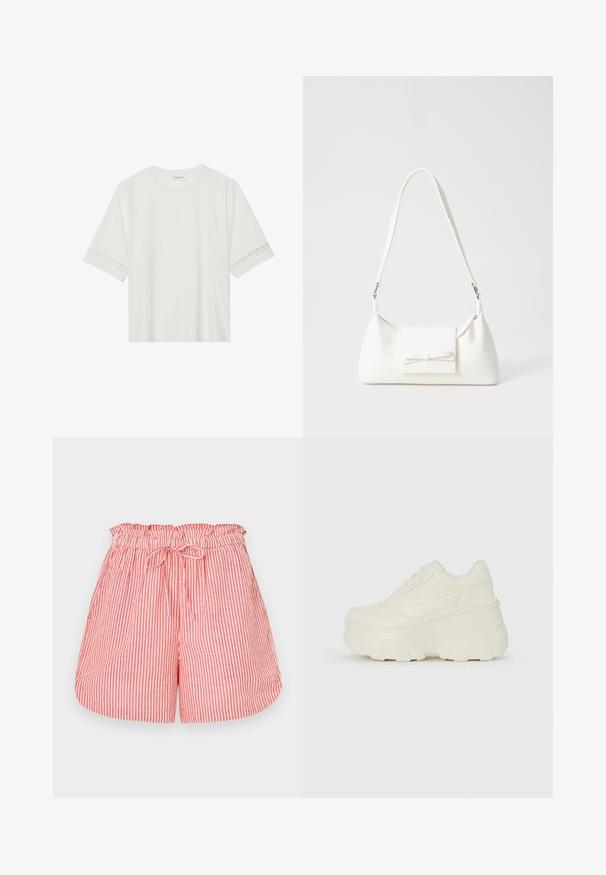 Hvit t-skjorte med kort erme laget av bomull, med dekorativ blondekant langs ermene og en rund halslinning.; Røde og hvite stripete shorts med elastisk midje og snor. Har en avslappet passform og en jevn tekstur.; Hvite plattformsnickers med en glatt læraktig overdel, avrundet form, polstret krage og teksturert gummisåle med tydelige dekk.; Hvit syntetisk håndveske med trekantet form, flat klaff foran og sløyfe detaljer, justerbar stropp, glatt tekstur og minimalistisk design.