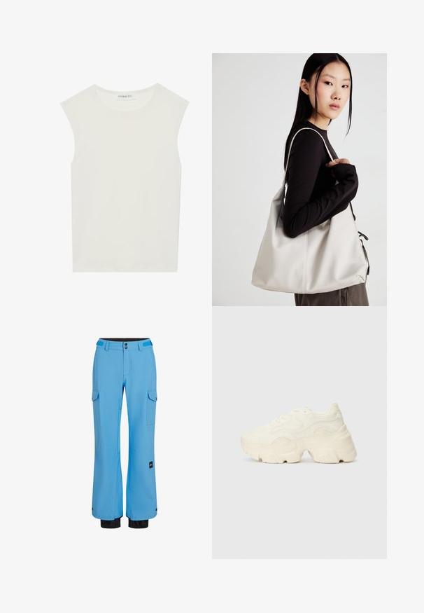 Witte mouwloze top met een ronde halslijn. Gemaakt van gladde stof, het heeft een losse pasvorm en een minimalistisch ontwerp. Geen patronen of accenten.; Blauwe skibroek met een rechte snit, gemaakt van waterdicht materiaal. Voorzien van cargozakken en elastische manchetten met zwarte accenten.; Chunky witte sneakers gemaakt van geperforeerd mesh en synthetische materialen, met een dikke zool en ingewikkelde patroon details aan de zijkanten.; Beige handtas gemaakt van zacht materiaal, met een slonzig ontwerp, gestikte details en twee schouderbanden. Geschikt voor dagelijks gebruik.
