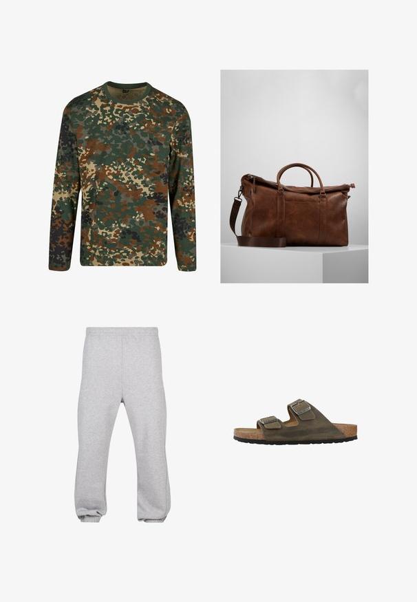 T-shirt a maniche lunghe in camouflage verde, marrone e beige con colletto rotondo. Presenta un motivo misto di macchie e texture irregolari.; Pantaloni della tuta grigi realizzati in misto cotone, dotati di una vita elasticizzata, gambe affusolate e orli a costine. Design semplice senza motivi.; Sandali verde oliva a due cinghie con fibbie metalliche, suola in sughero e suola esterna in gomma nera, caratterizzati da un design minimalista.; Borsa da viaggio in pelle marrone con chiusura a zip, doppie maniglie, tracolla regolabile e motivi di texture visibili sulla superficie.