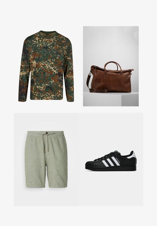 T-shirt a maniche lunghe in camouflage verde, marrone e beige con colletto rotondo. Presenta un motivo misto di macchie e texture irregolari.; Pantaloni shorts verde chiaro realizzati in un tessuto texture, con vita elasticizzata, cordoncino e una chiusura con bottone singolo.; Sneaker nera Adidas Superstar con strisce bianche, punta a conchiglia e testo "Superstar" su un lato, mostrata in profilo laterale su sfondo bianco.; Borsa da viaggio in pelle marrone con chiusura a zip, doppie maniglie, tracolla regolabile e motivi di texture visibili sulla superficie.