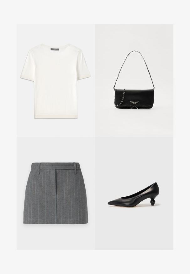 Witte gebreide top met korte mouwen en een ronde halslijn, met een gladde textuur en subtiele ribgebreide accenten bij de mouwen en de zoom.; Grijze gestreepte rok, op maat gemaakt, met lichte blauwe strepen, riemlussen en een voorkreuk. Gemaakt van gestructureerde stof. Korte lengte.; Zwarte leren hoge hak schoen met een spitse neus en een ronde, bolle hak. Gladde textuur met een elegant, minimalistisch ontwerp.; Zwarte leren handtas met een zilveren kettingband, voorzien van decoratieve vleugelaccenten en witte stiksels langs de onderste naad.