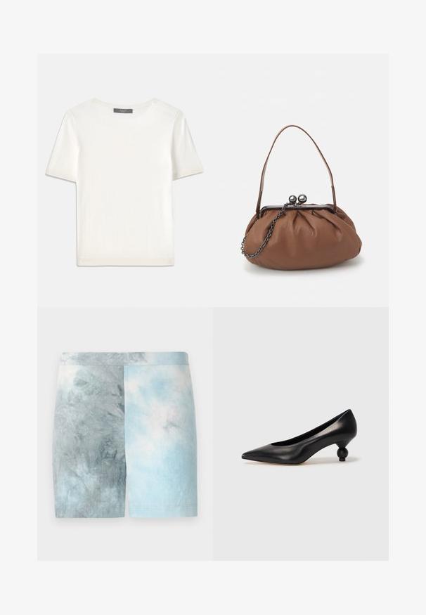 Bílý pletený top s krátkým rukávem a kulatým výstřihem, s hladkou strukturou a jemnými ribovými akcenty na rukávech a lemu.; Kraťasy s barevným blokováním se stupňujícími se odstíny světle modré a šedé. Vyrobeny z měkké tkaniny s hladkým povrchem a elastickým pasem.; Černá kožená vysoká bota na podpatku s špičatou špičkou a kulatým, zaobleným podpatkem. Hladká textura s elegantním, minimalistickým designem.; Hnědá kožená taška s nařaseným designem, krátkým koženým uchem a řetízkovým popruhem. Obsahuje stříbrnou kovovou sponu se dvěma kulatými detaily.