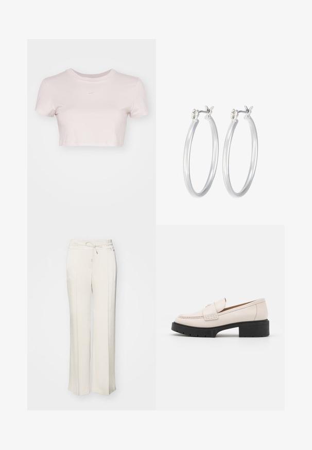 Zkrácený tričko v světle růžové barvě, vyrobené z jemné tkaniny. Má kulatý výstřih a krátké rukávy se malým bílým logem Nike na hrudi.; Světle béžové kalhoty širokého střihu s elastickým pasem a šňůrkou na stažení. Vyrobeny z texturované látky s předními záhyby a volným střihem.; Světlobéžové kožené mokasíny se střiženým předním dílem a texturovaným černým platformovým podpatkem. Obsahují zakřivený design a mírné zvýšení.; Stříbrné kruhové náušnice s hladkým, lesklým povrchem. Kulatý tvar a bezpečné zapínání na klip. Lehký design vhodný pro každodenní nošení.