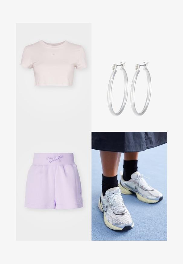 Skraćené tričko svetloružovej farby, vyrobené z mäkkej tkaniny. Má okrúhly výstrih a krátke rukávy s malým bielym logom Nike na hrudi.; Nike Sportswear SPORTSWEAR PHOENIX FLEECE - Šortky - violet mist; Biele a strieborné Nike tenisky s mrežovou textíliou, reflexnými akcentmi a béžovou podrážkou. Nosené s čiernymi ponožkami, stojace na modrom povrchu.; Strieborné kruhové náušnice s hladkým, lesklým povrchom. Kolový tvar a bezpečné klikanie na uzatváranie. Ľahký dizajn vhodný na každodenné nosenie.