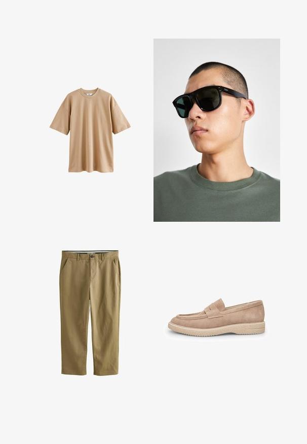 Rövid ujjú bézs póló, pamutból készült, kerek nyakkal és laza szabással. Simább textúrával rendelkezik, minta vagy díszítés nélkül.; Khaaki chino nadrág pamut keverékből, két oldalsó zsebből, gombos záródással, egyenes szabással és sima textúrával.; Világos bézs velúr loafer, kerek orral, díszítő pánttal, valamint texturált gumitalppal a jobb tapadásért.; Fekete, téglalap alakú napszemüveg sötét lencsékkel, jellegzetes formával és márkajelzéssel a szárán. Zöld inget viselő személynél.