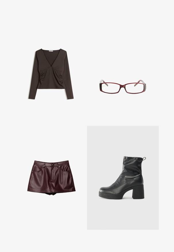 Dlhý rukáv, hlboký výstrih do V v tmavohnedej látke. Obsahuje riasenie po stranách a skrátený dizajn. Hladká textúra, minimalistický štýl.; Burgundská mini sukňa z faux kože s dvoma prednými vreckami, viditeľným šitím, predným zipsom a zapínaním na gombík. Hladká, jemná textúra.; Čierne členkové topánky z hladkej kože, so bočným zipsom, robustnou textúrovanou pätnou časťou a zaobleným dizajnom špičky.; Červené obdĺžnikové dioptrické okuliare s elegantným dizajnom. Priehľadné šošovky, mierne priesvitné rámiky a prechodový efekt od červenej po šedú.