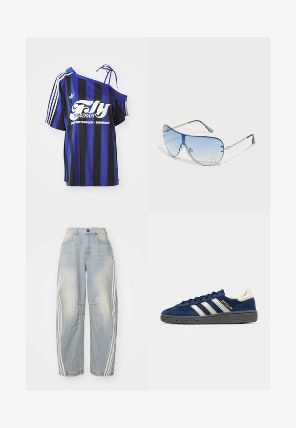 Mėlynos ir juodos juostelės per didelis marškinis su viena peties iškirpte, ant kurios yra baltas užrašas ir trys baltos juostelės ant rankovės.; Šviesiai mėlyni džinsai su laisvu kirpimu, su baltais dryžiais šonuose, dėvėti išvaizda ir sagos užsegimas juosmens srityje.; Jūrų laivyno zomšiniai sportbačiai su baltais dryžiais, auksiniu "Spezial" akcentu, pilkšvu tekstūruotu padu, apvalia nosimi ir derančiais raišteliais. Klasikinis dizainas.; Aviatoriai akiniai su gradientiniais mėlynais objektyvais, sidabriniu metaliniu rėmu ir dekoratyvinėmis žvaigždžių akcentais ant objektyvų. Lygaus ir stilingo dizaino.