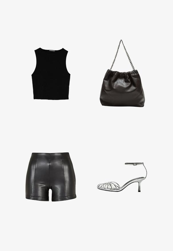 Svart ärmlös crop top i mjukt tyg, med rund hals och en ren, enkel design utan mönster eller detaljer.; Svart fusk skinnshorts med hög midja, slät textur och synlig sömnad längs framsidan och nederkanten.; Silver strappy sandal med låg klack, som har flera korsade remmar, en ankelrem med spänne och en slät, glänsande yta.; Brun läderväska med rynkad topp och kedjesnodd. Slät textur med en blankslipad yta och subtila sömdetaljer på sidorna.