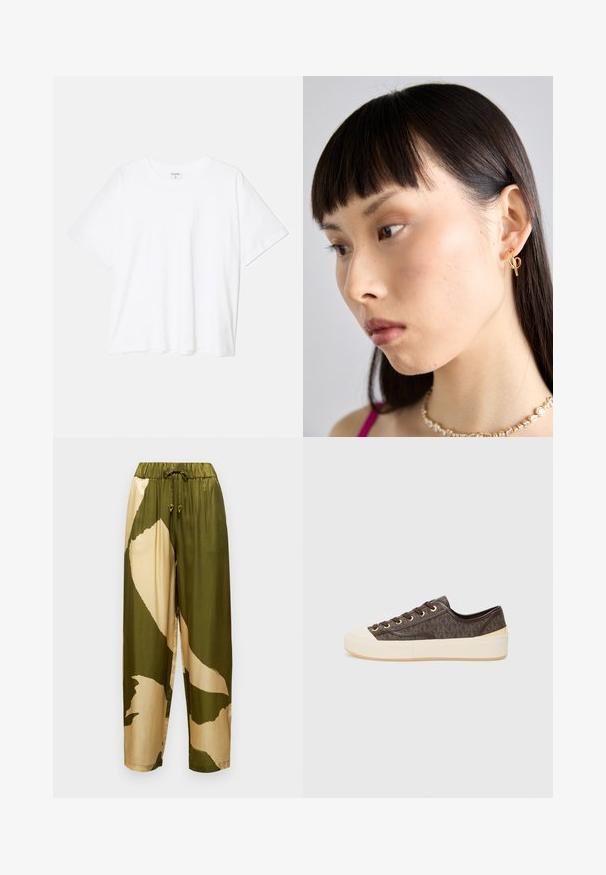 Biała bawełniana koszulka z krótkim rękawem, okrągłym dekoltem, luźnym krojem i przeszytym brzegiem. Metka widoczna wewnątrz dekoltu.; Satinowe spodnie z oliwkowo-zielonym i beżowym abstrakcyjnym wzorem, elastyczny pas z sznurkiem do regulacji oraz zwężane nogawki.; Brązowe trampki z wzorem na płótnie, złote oczka, sznurowanie oraz biała gumowa osłona palców i podeszwa. Charakteryzujące się teksturowanym wykończeniem.; Złoty kolczyk w kształcie obrączki noszony w prawym uchu, z otwartym wzornictwem. Modelka ma proste, ciemne włosy i minimalny makijaż.