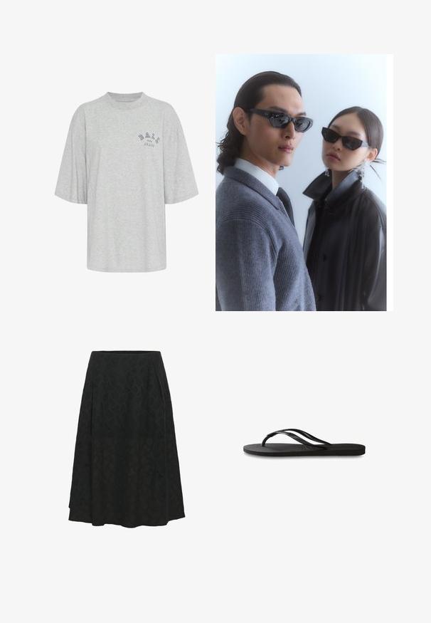 Harmaa ylisuurikokoinen t-paita, joka on valmistettu puuvillasta. T-paidassa on pyöreä kaula-aukko, lyhyet hihat ja tummansininen printtilogo, jossa lukee "BALL THE JEANS".; Musta hame, joka on valmistettu teksturoidusta kankaasta ja siinä on hienovarainen geometrinen kuvio. Hameessa on liehuva muotoilu ja laskoksia lisäämään volyymia.; Mustat flip-flopit, joissa on röpelöinen kumipohja, kaksi hoikkaa remmiä ja hillitty, kohokuvioitu logotyyli remmissä.; Aurinkolasit, joissa on kulmikkaat mustat kehykset, malli, jolla on päällään harmaa neulepaita, esittelee teksturoitua neulosta ja mustaa nahkatakkia, jota pitää toinen malli.; Ruskohvainen mokkasaumallinen käsilaukku, jossa on rakenteellinen muoto, hopeinen logo metalliosissa, lyhyt kahva ja irrotettava olkahihna. Sujuva pinta, minimalistinen muotoilu.