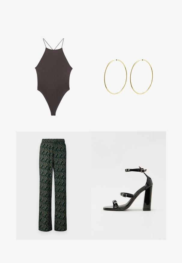 Brauner, hochgeschlossener Badeanzug mit dünnen, verstellbaren Trägern; zeichnet sich durch einen hohen Beinschnitt und eine glatte Textur aus. Keine Muster oder Verzierungen.; Weite Hosen aus dunkelgrünem Stoff mit einem komplizierten, mehrfarbigen Muster. Mit einem elastischen Bund für hohen Tragekomfort.; Schwarze patentierte Sandalen mit Absatz, quadratischer Spitze, Knöchelriemen und silbernen Schnallen. Mit einem stabilen Blockabsatz für mehr Stabilität.; Goldene Creolen mit einem glatten, runden Design. Dünn und leicht, mit einem durchgehenden Ring ohne Verzierung.