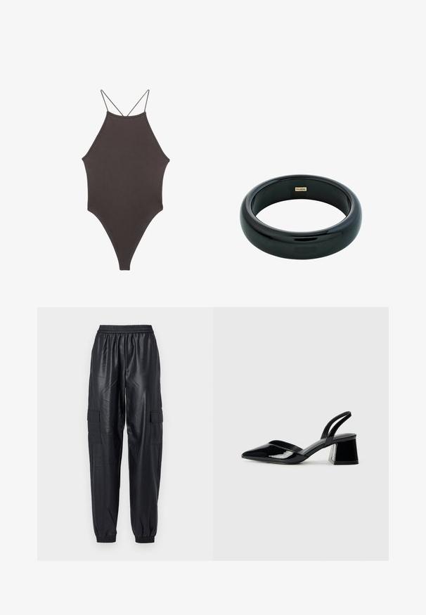 Brun højhalset heldragt badedragt med tynde, justerbare stropper; har højt skåret ben og glat tekstur. Ingen mønstre eller udsmykninger.; Sorte cargo-bukser lavet af blankt syntetisk materiale, med elastisk talje, tapered manchetter og to sidelommer.; Sorte patentlæder slingback hæle med spids tå og en geometrisk blok hæl. Har et elegant, minimalistisk design og en glat tekstur.; Sort harpiks bangle armbånd med en glat, shiny overflade og afrundede kanter. Har et lille guld "Pilgrim" logo indeni.
