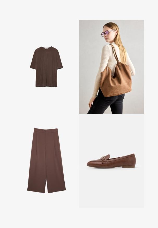 Bruine korte mouwen t-shirt van zachte stof, met een ronde halslijn en een relaxte pasvorm. Soepele textuur zonder patronen of accenten.; Bruine wijde broek met een gladde textuur, voorzien van een hoge taille en plooien aan de voorkant. De stof is lichtgewicht en valt losjes.; Bruine leren instappers met een platte zool, een gestikt ontwerp en een detail met goudkleurige gesp op de band over de wreef.; Bruine suède totebag met zachte textuur, grote opening en lange hengsels. Het heeft een eenvoudig ontwerp met zichtbare stiksels en geen hardware.