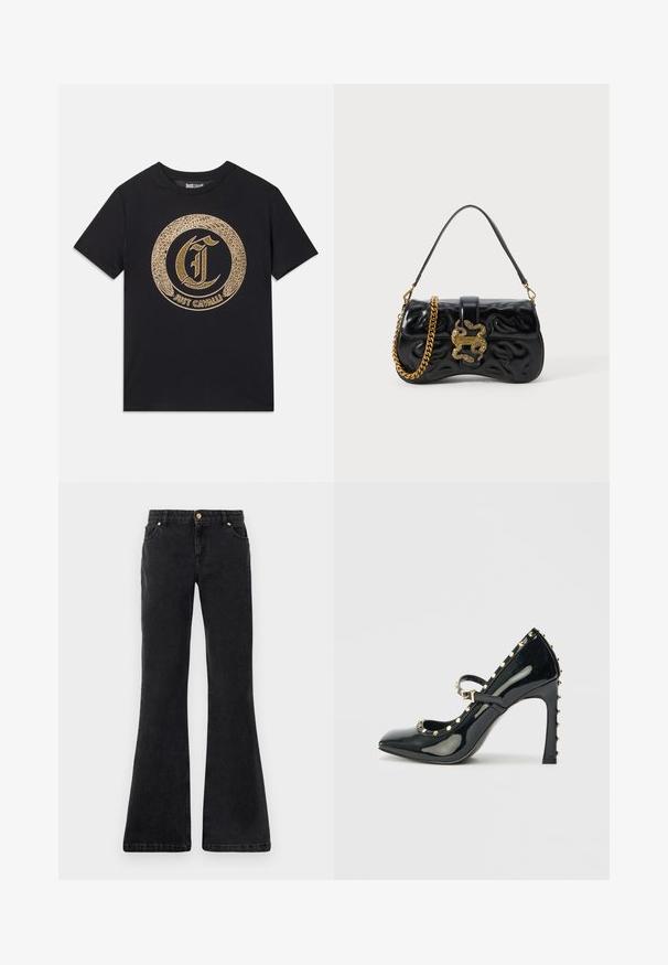 Svart t-skjorte med et sirkulært gullgrafisk design med stilisert "C" og "JUST CAVALLI" tekst. Korte ermer, rund hals, laget av bomull.; Sorte, utsvingte denimjeans med fem lommer, frontknapplukking og kontraststing. Stoffet har en glatt tekstur.; Sort patentlæder højhælede sko med spidse tæer, ankelrem og gyldne nagler langs kanterne.; Svart faux lær håndveske med preget bølgemønster, gullfarget kjede reim, og en dekorativ slangeformet lås med logodetalj.
