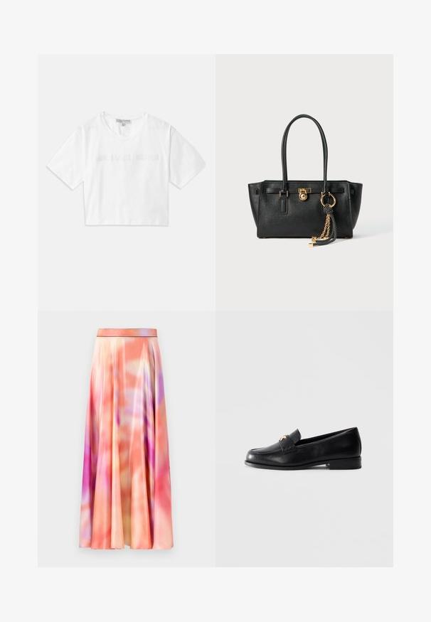 Baltas trumpas medvilninis marškinėlis, su trumpomis rankovėmis ir siuvinėtu "MICHAEL KORS" užrašu per visą priekinę dalį.; Maxi sijonas pagamintas iš lengvos, satino tipo medžiagos, kuri pasižymi rausvų, oranžinių ir violetinių atspalvių mišiniu, lygia paviršių ir klostuotu dizainu.; Juodas odinis loafer tipo batų su žemu kulnu ir auksine dekoratyvine emblema ant juostos, eksponuojamas ant vientiso šviesiai pilko fono.; Juoda odinė rankinė su dviem rankenomis, auksiniu užraktu ir grandinėlės detale, bei juodai baltu kutu prieš baltą foną.