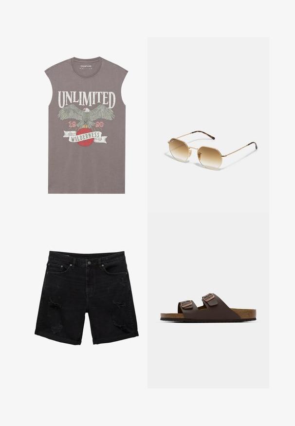 Grijze mouwloze T-shirt met een arendafbeelding, de tekst "ONBEPERKT WILDERNESS" en een rood wereldbolontwerp. Zacht katoen met een relaxte pasvorm.; Zwarte denim shorts met een ontspannen pasvorm, voorzien van distressed details, een vijf-pocket ontwerp en opgerolde zomen.; Bruine, platte slipper met twee verstelbare banden. Gemaakt van een glad materiaal, met een kurken voetbed en een getextureerde rubberen zool.; Gouden metalen zonnebril met een octogonale montuur, gradient bruine lenzen en schildpadaccenten op de veren. Lichtgewicht ontwerp.