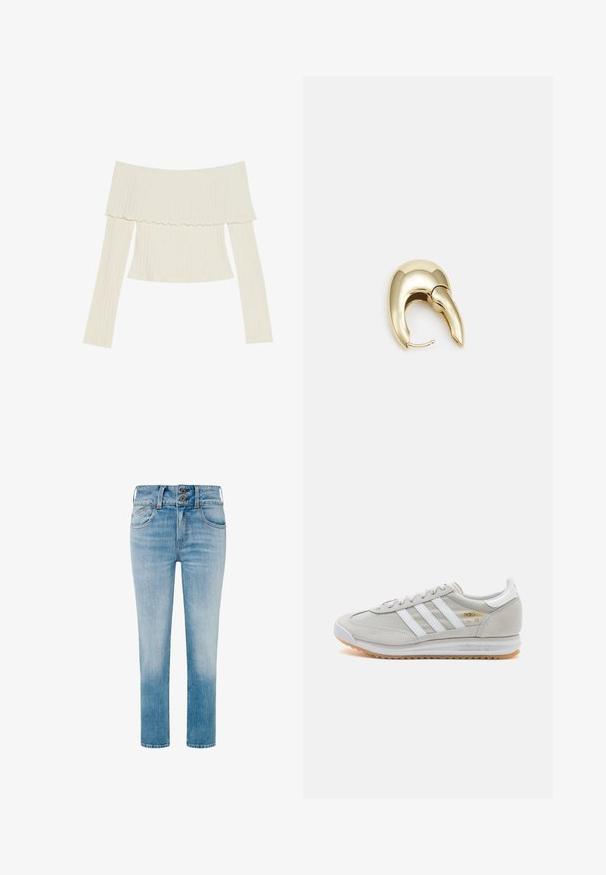 Off-the-shoulder ribbet top i cremefarve, med en flæset halsudskæring og lange ærmer med en tætsiddende silhuet. Overordnet glat tekstur.; Lyseblå denimjeans med en tapered benlængde, to knapper i taljen og klassisk femlomme-design. Lysnet finish nær kanten.; Lys grå sneaker lavet af ruskind og mesh, med tre hvide striber, rund tå og en sål af gummirubber. Guld logo detalje nær snørebåndene.; Guldtonet metal ørering med et slankt, buet design. Har en karakteristisk spids form, poleret overflade og hængselåbning.