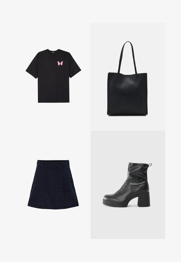 Černé bavlněné tričko s krátkým rukávem, na levém prsou s malou grafikou růžové motýlky. Design s kruhovým výstřihem a volným střihem.; Tmavě námořnická mini sukně s texturovaným materiálem, s přiléhavým pasem, předními záhyby a rovně střiženým siluetou. Žádné viditelné kování ani vzory.; Černé kotníkové boty vyrobené z hladké kůže, s bočním zipem, robustním strukturovaným podpatkem a kulatou špičkou.; Černá kožená taška přes rameno s hladkým povrchem, obdélníkovým tvarem a dvěma dlouhými uchy. Žádné viditelné kování ani ozdoby.