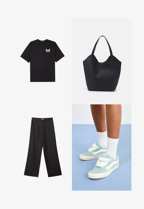 Svart bomullströja med korta ärmar, med en liten rosa fjärilsgrafik på vänster bröst. Rundad halsdesign med en avslappnad passform.; Svarta vida byxor i slät väv, med dragkedja fram och två sidofickor, med skräddarsydd passform och minimalistisk design.; Ljust blå mockaskor med vita detaljer och snörning. Rund tå med en texturerad ovandel. Bärs med vita ankelsockor på en blå yta.; Svart tote-väska i slät läder, med en böjd, öppen topp, två axelremmar och en minimalistisk design.