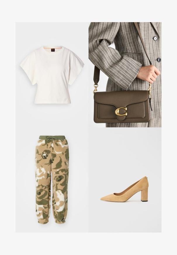 Bílý zkrácený T-shirt, krátké široké rukávy, měkký bavlněný materiál, kulatý výstřih s jemným oranžovým lemováním, minimalistický design, bez vzorů nebo grafik.; Teplákové kalhoty z fleecu s stahovací šňůrkou v pase. Mají maskáčový vzor v béžové, zelené a bílé barvě. Měkký, texturovaný materiál.; Beige semišové lodičky na vysokém podpatku s špičatou špičkou a silným blokovým podpatkem. Materiál má jemnou texturu a hladký povrch.; COACH TABBY SHOULDER BAG 26 - Kabelka - dark stone