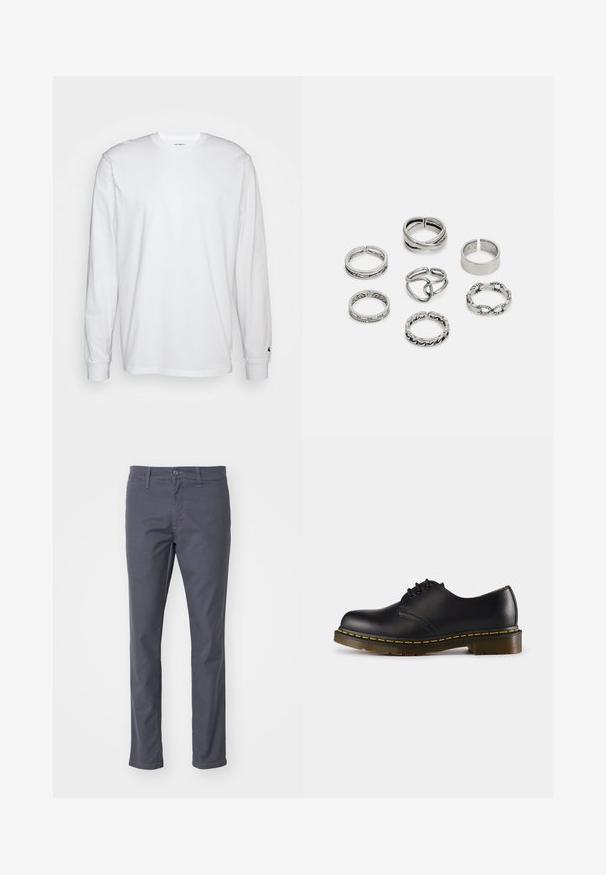 Vit långärmad T-shirt i bomull. Rundhalsdesign med ribbad mudd och en liten logotyp på vänster ärm. Slät textur.; Mörkgrå chinos gjorda av ett bomullsmixtyg. Har knapp- och dragkedjestängning, bältesloopar och rak benform.; Svart lädersko med rund tå, snörningsdesign, gula stygn längs sulan och en kraftig, texturerad gummisula.; Set med sju silverringar med olika mönster, inklusive vridna, länkade och graverade mönster. Olika former och bredder.