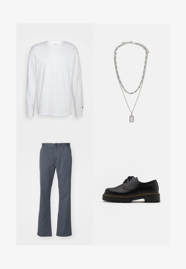 Weißes Langarm-T-Shirt aus Baumwolle. Rundhals-Design mit gerippten Bündchen und kleinem Logo auf dem linken Ärmel. Glatte Textur.; Dunkelgraue, gerade geschnittene Hose aus Baumwollmischung mit vorderem Knopfverschluss, Gürtelschlaufen und Standardtaschen. Glatte Textur.; Schwarze Leder Schnürschuhe mit runder Spitze, strukturiertem Gummisohle und gelben Nähten um den Rand. Flaches Design und glatte Oberfläche.; Silberne Halskette mit zwei geschichteten Ketten; verfügt über einen rechteckigen Anhänger mit einer glatten Oberfläche, die ein poliertes Metall-Finish zeigt.