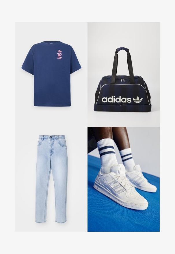 T-shirt in cotone blu navy con maniche corte, colletto rotondo e design grafico rosa che presenta il logo Adidas e un motivo ananas sul petto.; Jeans in denim blu chiaro con taglio dritto, dotati di chiusura con bottone, tasche laterali e orlo pulito senza decorazioni.; Sneaker bianchi in pelle con dettagli perforati, tre strisce metalliche e un pannello laterale testurizzato. Indossati con calzini bianchi con strisce blu.; Borsa da viaggio navy con logo Adidas bianco, dotata di apertura con zip, due resistenti manici neri e tasche laterali in rete. Tessuto morbido.