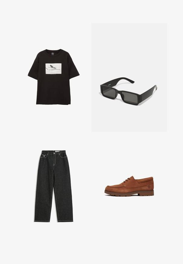 T-shirt nera in cotone con maniche corte, presenta una grafica rettangolare bianca di una mosca su una linea sottile, con un branding minimale sotto l'immagine.; Jeans neri a gamba dritta con cuciture bianche, design a cinque tasche, chiusura con bottone e cerniera, e un piccolo logo sulla tasca frontale destra.; Scarpa in suede marrone con profilo basso, punta arrotondata e suola in gomma marrone. Presenta cuciture sottili e un logo sul lato esterno.; Occhiali da sole neri con lenti rettangolari, montatura in plastica opaca e bordi dritti. Presentano il logo del marchio sulla parte interna del braccio.