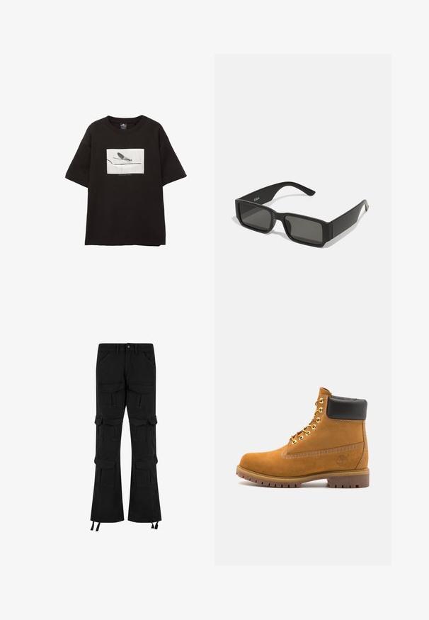 Fekete pamut póló rövid ujjakkal, fehér téglalap alakú grafikus mintával egy légyről vékony vonalon, minimalista logóval a kép alatt.; Fekete farmer cargo nadrág, több zsebbel, széles lábszárral és állítható zsinórral az alján.; Barna velúr bokacipő fekete párnázott gallérral, arany fém fűzőlyukakkal, fehér varrási részletekkel és durva gumitalppal, amelynek kifejezett barázdái vannak.; Fekete napszemüveg, téglalap alakú lencsékkel, matt műanyag vázzal és egyenes vonalakkal. A belső karon található a márka logója.