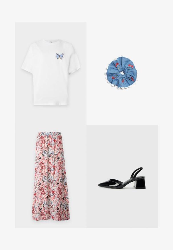 Witte katoenen t-shirt met een kleurrijke vlinderafdruk op de linkerschouder. Korte mouwen en een relaxte pasvorm.; Florale maxi rok, elastische tailleband, met een meerkleurig paisleypatroon met rode, blauwe en zwarte accenten op een lichte achtergrond.; Zwarte gepatineerde leren slingback hakken met een spitse neus en een geometrische blokhak. Kenmerkt zich door een slank, minimalistisch ontwerp en een gladde textuur.; Denim scrunchie met witte gekartelde rand, voorzien van rode en groene geborduurde bloemmotieven op een blauwe achtergrond.
