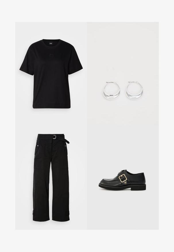 Fekete pamut póló kerek nyakkivágással, rövid ujjakkal és hímzett logóval a mellkasán. Egyszerű, laza szabás, minta nélkül.; Fekete, bő szárú nadrág övvel, több zsebével és szögletes varrásaival. Tartós anyagból készült, sima felülettel.; Fekete bőr cipő, lekerekített orral, arany csattal és lapos gumitalppal. Simaság jellemzi, szolid varrási részletekkel.; Fényes felületű ezüst karika füli, DKNY márkázással, sima fehér háttér előtt.