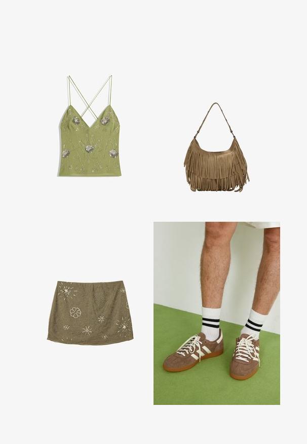 Olivno zelena kamizola z V-izrezom, nastavljive križne naramnice, okrašena s srebrnim cvetličnim vezenjem in bisernimi detajli.; Olivno zelena krila s prilegajočim pasom, ki vsebuje srebrne perle v cvetličnih in zvezdnih vzorcih, kar ustvarja teksturirano površinsko zasnovo.; Rjavi semiš športni čevlji z belimi detajli in vezalkami. Gumijast podplat. Nošeni z belimi nogavicami z črnimi črtami. Zelena teksturirana talna obloga.; Rjava zamskasta torbica z dolgimi resicami, ukrivljenim oblikovanjem in enim naramnim trakom. Ima gladko, teksturirano površino.