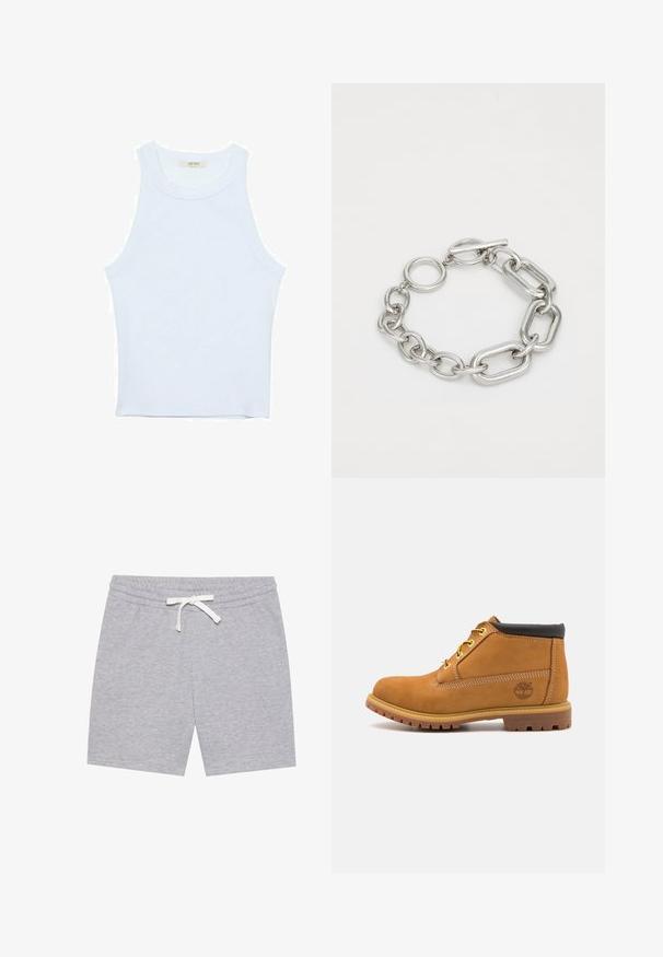 Canotta bianca, texture a coste, scollatura rotonda, design senza maniche, forma aderente, branding sottile sull'etichetta all'interno dell'area del colletto.; Pantaloni corti grigi in cotone con vita elastica e lacci bianchi. Presenta tasche laterali e una texture morbida e liscia.; Stivale alla caviglia in suede beige con collo imbottito nero, occhielli gialli e suola in gomma texturizzata. Presenta un logo stampato sul lato.; Bracciale in argento a catena con anelli ovali e rettangolari intrecciati, dotato di chiusura a toggle e attacco per charm circolare. Texture liscia.