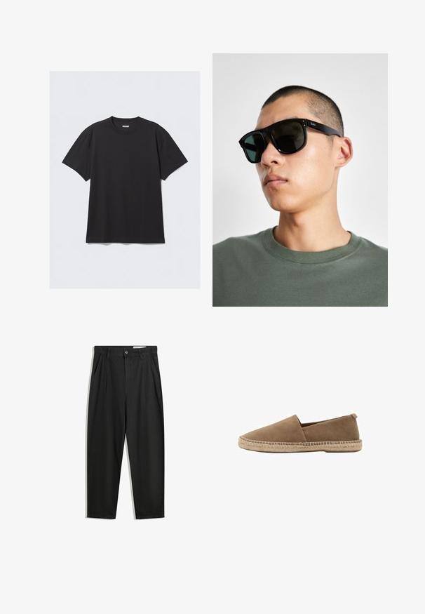Schwarzes T-Shirt mit kurzen Ärmeln aus Baumwolle. Hat einen Rundhalsausschnitt und eine lockere Passform. Einfaches Design ohne sichtbare Muster oder Akzente.; Schwarze Baumwollhose mit lockerem Schnitt, ausgestattet mit einem klassischen Bund, vorderen Falten und Seiten taschen. Glatte Textur ohne Muster.; Braune Wildlederschlupfschuhe mit spitzer Zehe, ausgestattet mit einer gewebten Jutesohle und einem kleinen Absatz zur Unterstützung. Glatte Textur und minimalistisches Design.; Schwarze rechteckige Sonnenbrille mit dunklen Gläsern, die eine markante Form und eine Markierung am Bügel aufweist. Getragen von einer Person in einem grünen Hemd.