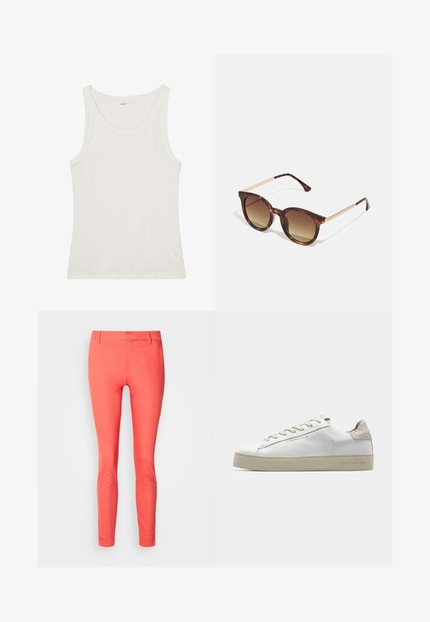 Balta kokvilnas topiņa ar platu kakla izgriezumu un plānām plecu lencēm. Gluda tekstūra bez redzamām apdrukām vai rotājumiem.; Koraļa šaura piegriezuma bikses, izgatavotas no gludas auduma, ar rāvējslēdzēju, jostas cilpām un elegantu dizainu bez kabatām.; Baltas ādas sporta apavi ar gludu virsmu, bēšas zamša akcenti, apaļa pirksta forma, plakans šņorēšanas dizains un tekstūrota gumijas zole.; Bramuļu saulesbrilles ar gradienta brūnajiem stikliem, noapaļota forma un zeltaini metāla akcenti uz tempļiem.