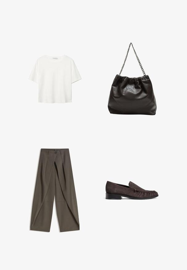 Biała koszulka z krótkim rękawem, wykonana z bawełny. Posiada okrągły dekolt i luźny krój. Gładka faktura bez widocznych wzorów czy akcentów.; Spodnie o szerokich nogawkach wykonane z teksturowanej, ciemnoszarej tkaniny. Posiadają fałdy z przodu, zapięcie na guzik oraz boczne kieszenie dla wygody.; Brązowe zamszowe mokasyny z niskim czarnym obcasem i marszczeniem z przodu. Gładka tekstura, okrągły czubek i minimalistyczny design.; Brązowa skórzana torba z marszczonym szczytem i łańcuszkowym paskiem. Gładka tekstura z błyszczącym wykończeniem i subtelnymi detalami szwów po bokach.